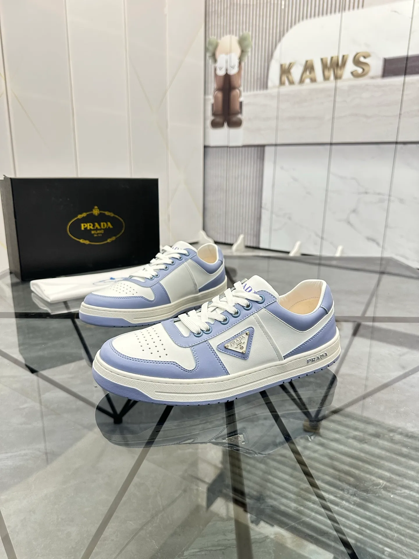 Men's shoes: 💰P400¥ Product trademark: Prada *"Prada*" low-top casual shoes Regular size: 38-44 (can be customized to 45) Product materials: imported cowhide upper, sheepskin lining, original outsole. Number: 020